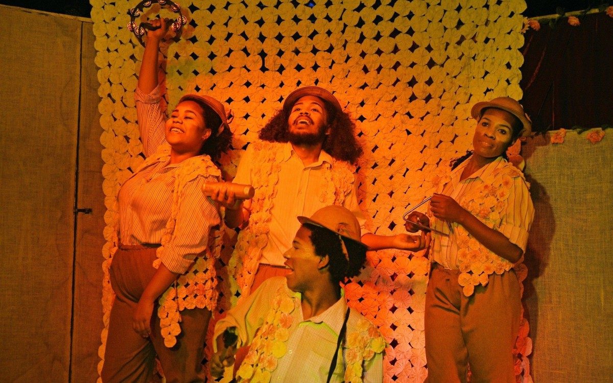 Atores apresentam o espet&aacute;culo musicado 'Jo&atilde;o do Vale: O Carcar&aacute; da Baixada'