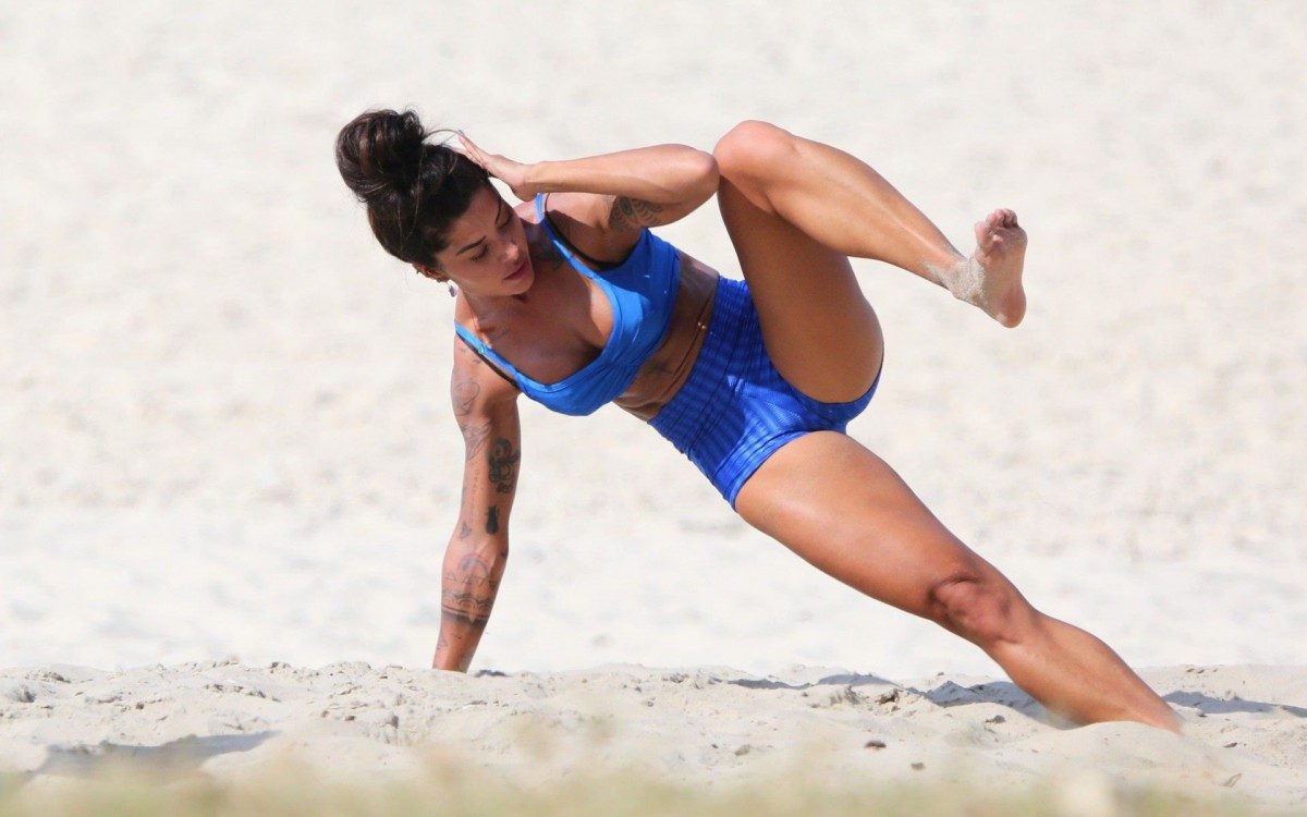 Aline Riscado treina na praia nesta sexta-feira