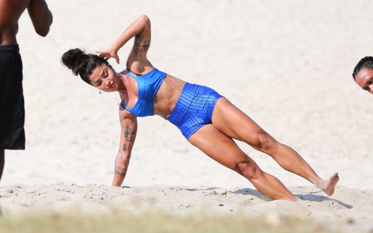 Aline Riscado treina na praia nesta sexta-feira