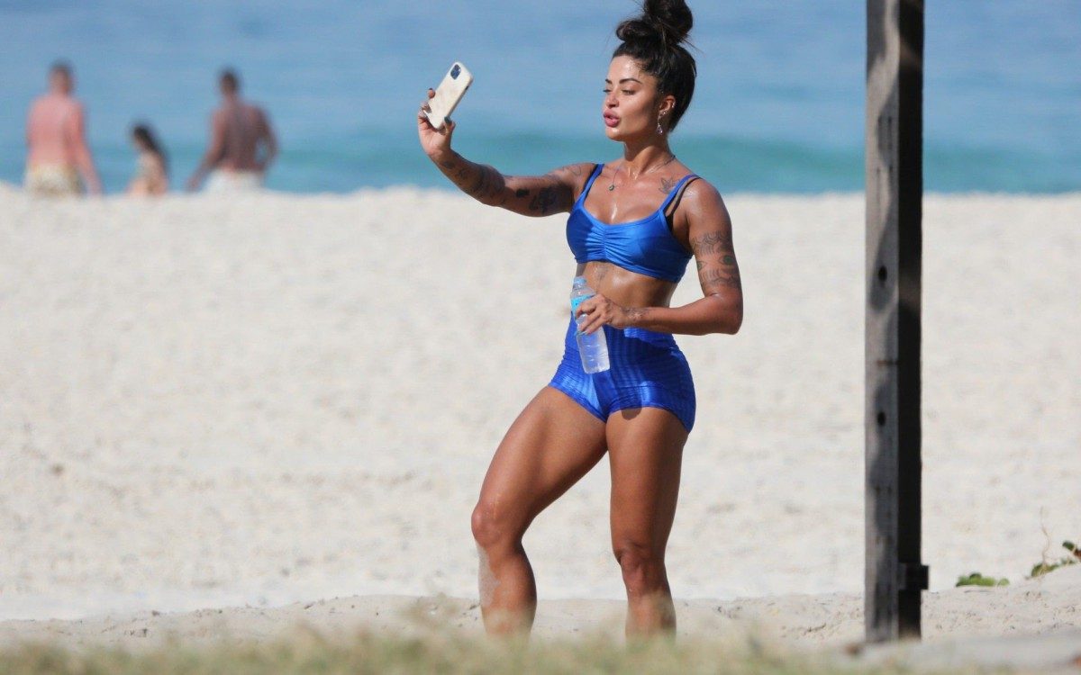 Aline Riscado treina na praia nesta sexta-feira