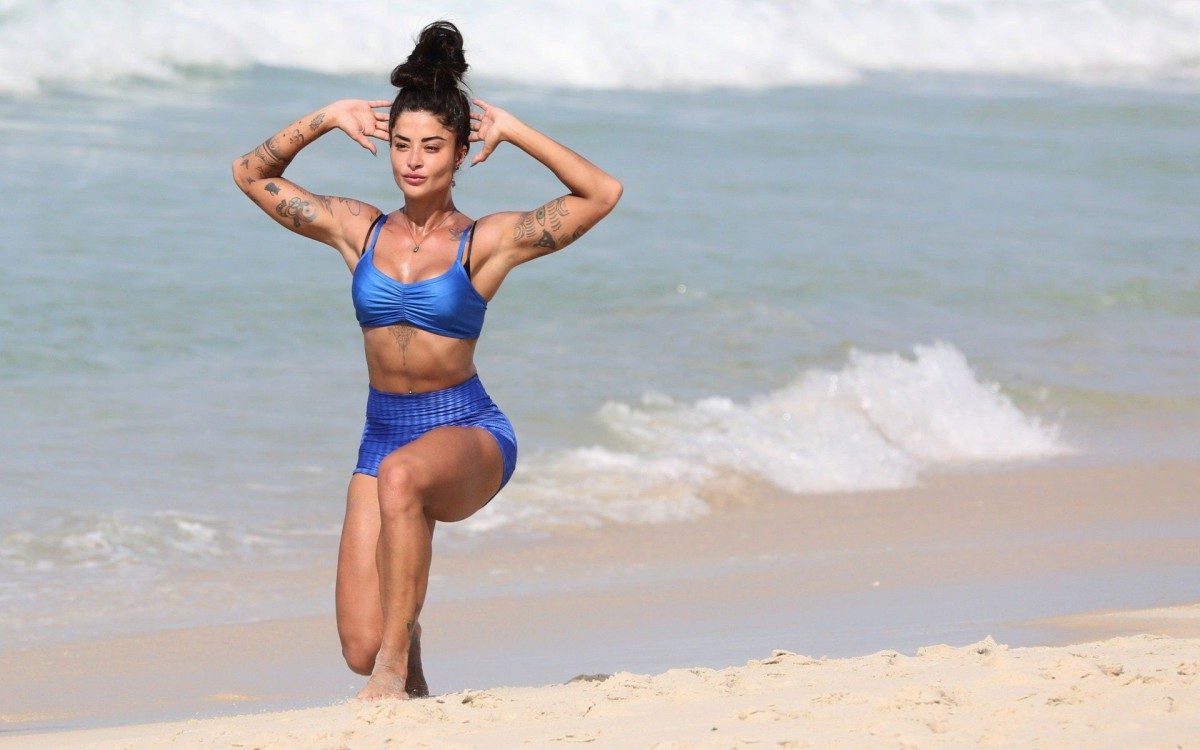 Aline Riscado treina na praia nesta sexta-feira