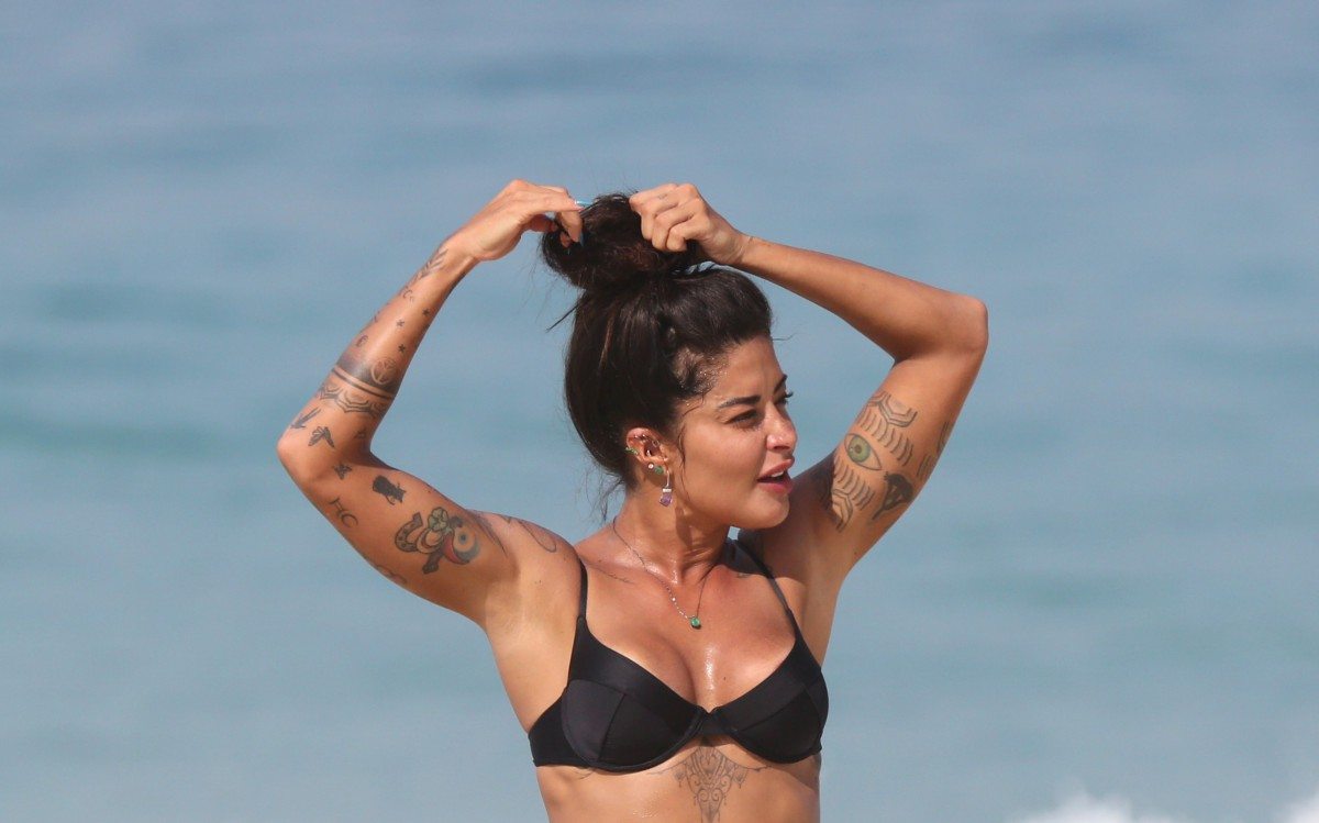 Aline Riscado curte &uacute;ltimo dia de sol antes do fechamento das praias no Rio de Janeiro