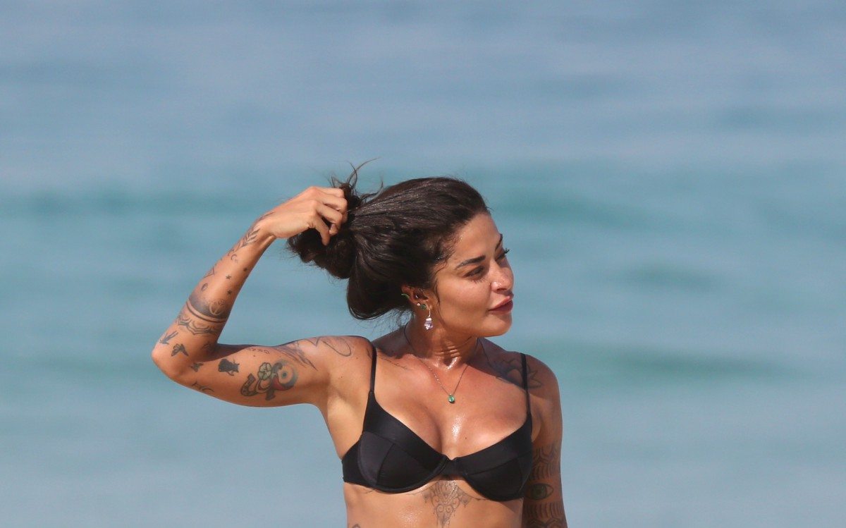 Aline Riscado curte &uacute;ltimo dia de sol antes do fechamento das praias no Rio de Janeiro