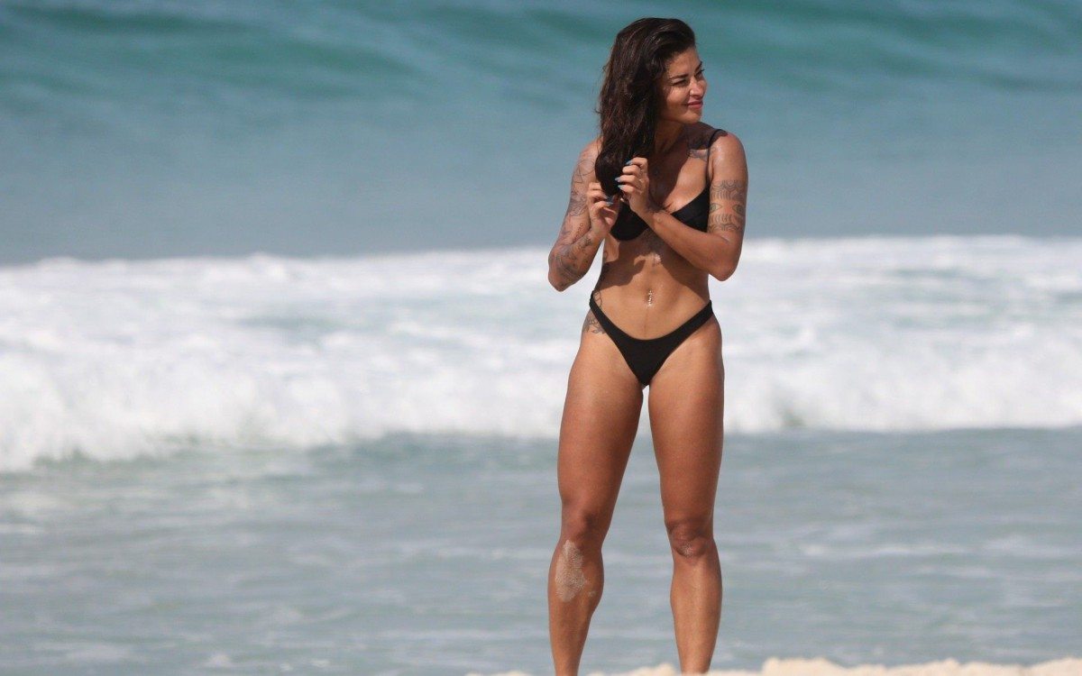 Aline Riscado curte &uacute;ltimo dia de sol antes do fechamento das praias no Rio de Janeiro
