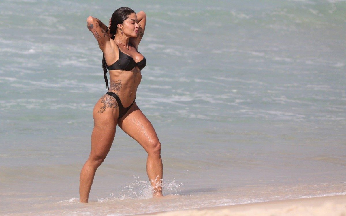 Aline Riscado curte &uacute;ltimo dia de sol antes do fechamento das praias no Rio de Janeiro