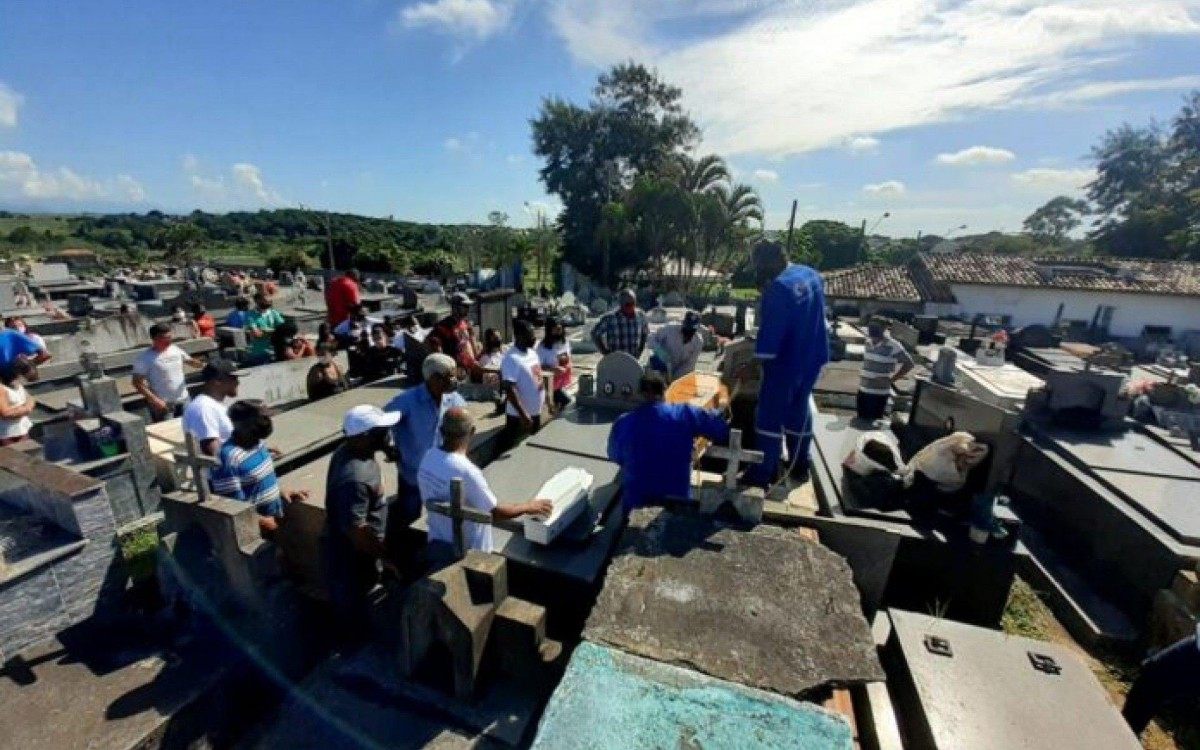 Familiares e amigos de gestante e beb&ecirc; mortos em Maca&eacute; se despedem das v&iacute;timas. 