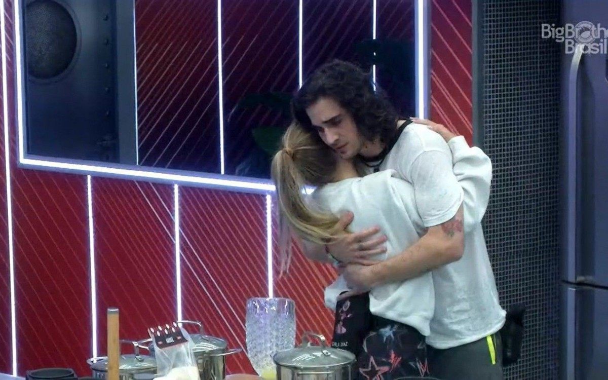 Ap&oacute;s deixar a prova, Fiuk chorou e foi consolado por Carla Diaz: 'Est&aacute; tudo bem'