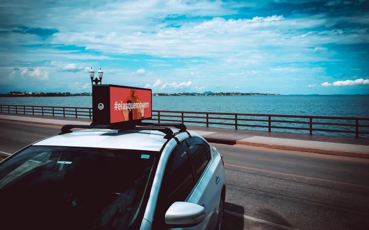 A Mobees, pioneira plataforma de m&iacute;dia exterior digital sobre carros de aplicativos, lan&ccedil;ou a campanha &lsquo;Elas que movem&rsquo;, que vai reverter 30% das vendas de mar&ccedil;o em m&iacute;dia para divulga&ccedil;&atilde;o de neg&oacute;cios locais liderados por mulheres