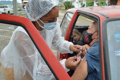 Porto Real faz vacinação drive-thru em idosos com 75 anos ou mais