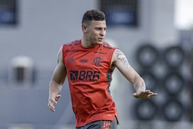 Flamengo e Lugano finalizam operação, e Hugo Moura será emprestado ao time suíço