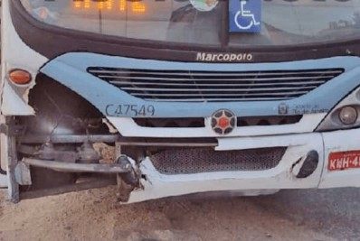 Vídeo: carro é arrastado por ônibus na Cidade de Deus