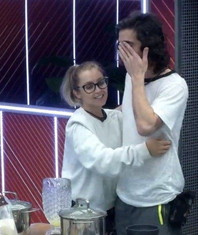 Após deixar a prova, Fiuk chorou e foi consolado por Carla Diaz: 'Está tudo bem' - Reprodução / TV Globo