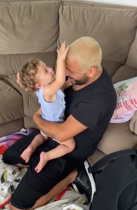 Projota se emociona ao rever a filha - reprodução de vídeo