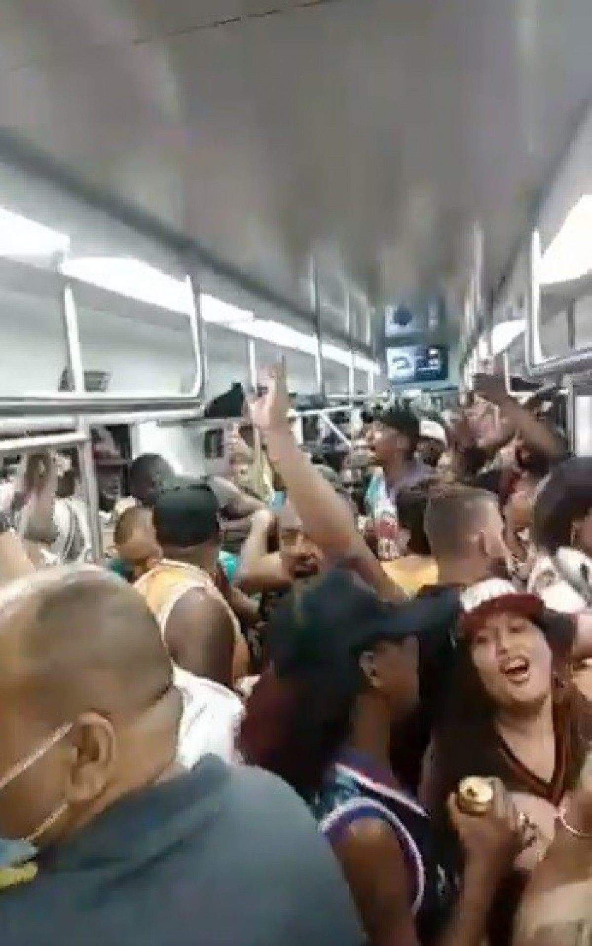 Vídeo Festa Clandestina Em Vagão De Trem Da Supervia Causa Aglomeração