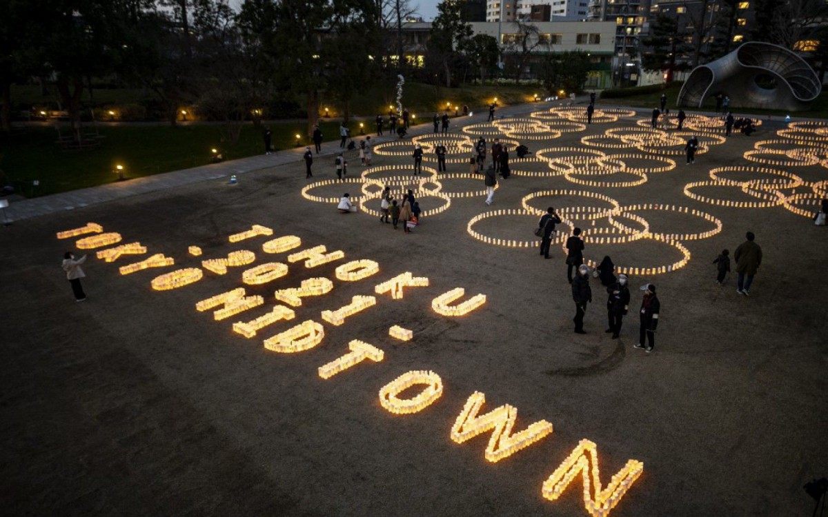 Japoneses prestam homenagem &agrave;s v&iacute;timas dos &uacute;ltimo grande terremoto no pa&iacute;s, que completa 10 anos