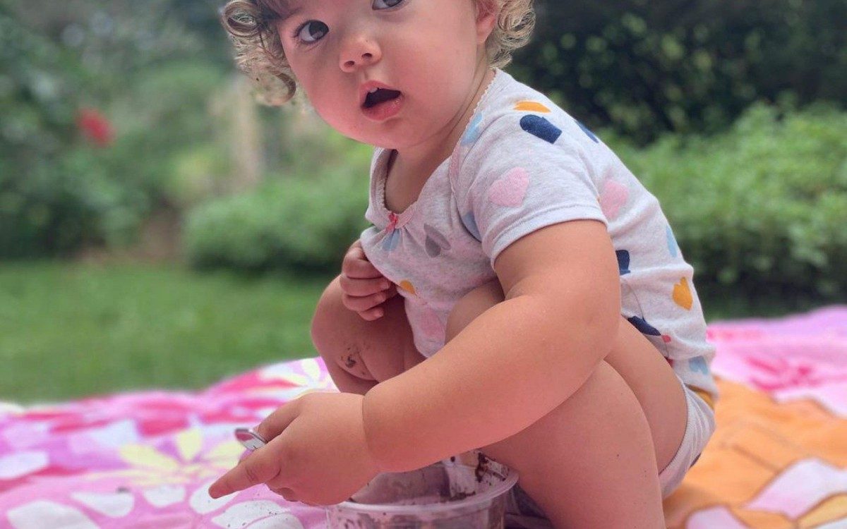 Rafa Vitti e Clara Maria brincam na terra