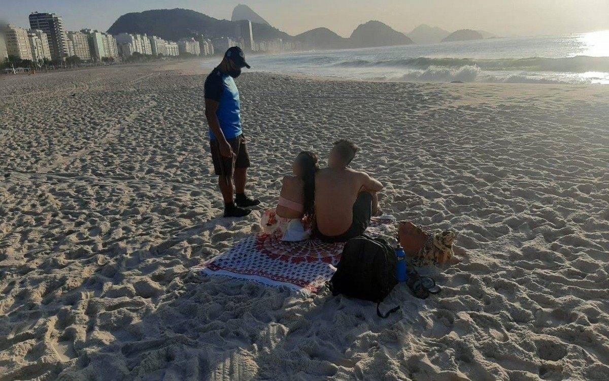 Agentes da Guarda Municipal do Rio orientam banhistas a deixarem as areias da praia  - Divulgação