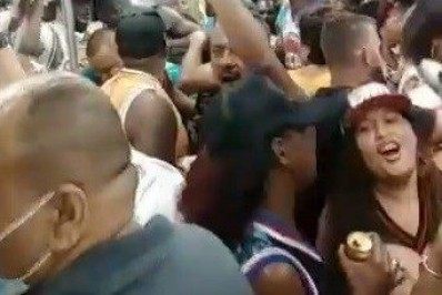Festa ilegal dentro do trem