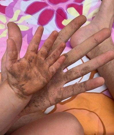 Rafa Vitti e Clara Maria brincam na terra - Reprodução