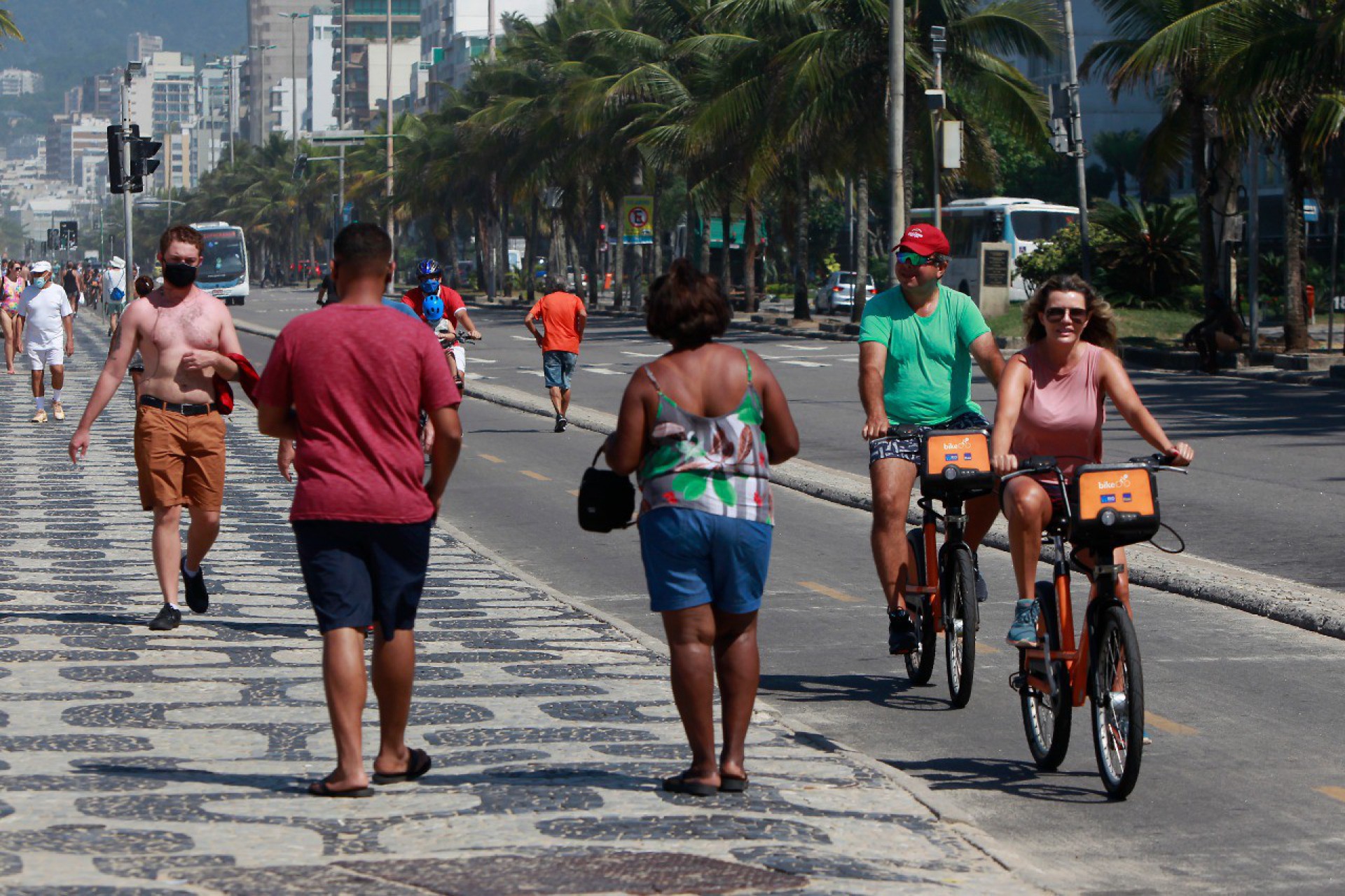 Primeiro dia com fechamento das praias do Rio registra pedestres sem máscara no calçadão - Luciano Belford/ Agência O Dia