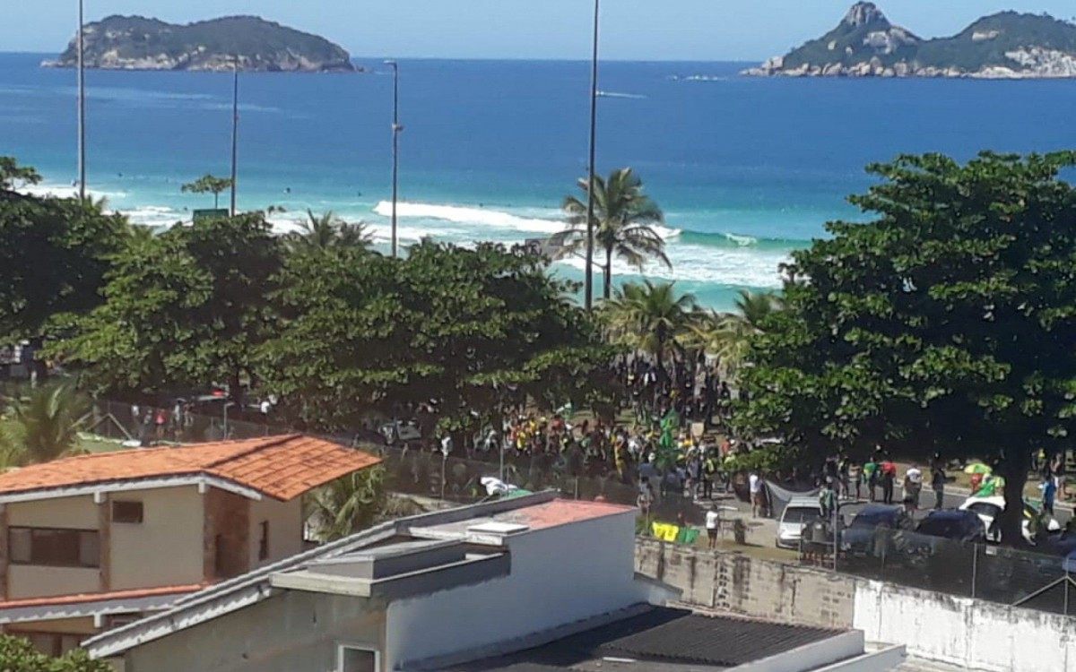 Em meio ao avan&ccedil;o da Covid-19, manifestantes causam aglomera&ccedil;&atilde;o na Barra da Tijuca