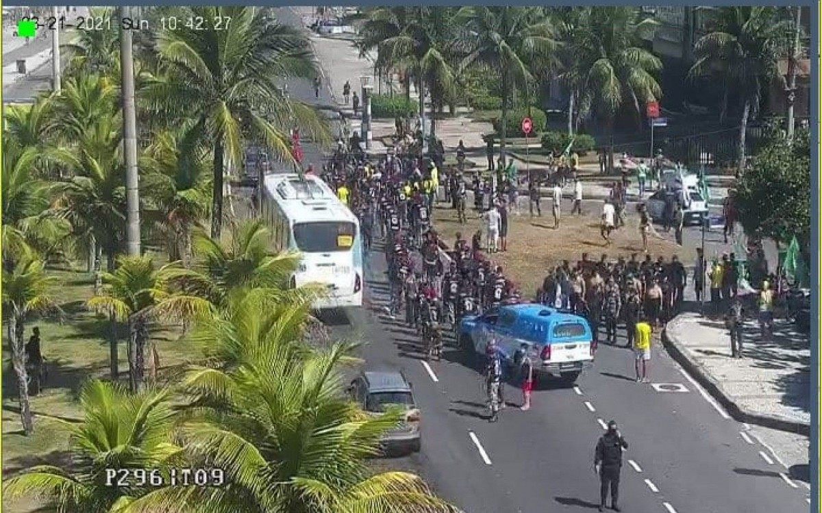 Em meio ao avan&ccedil;o da Covid-19, manifestantes causam aglomera&ccedil;&atilde;o na Barra da Tijuca