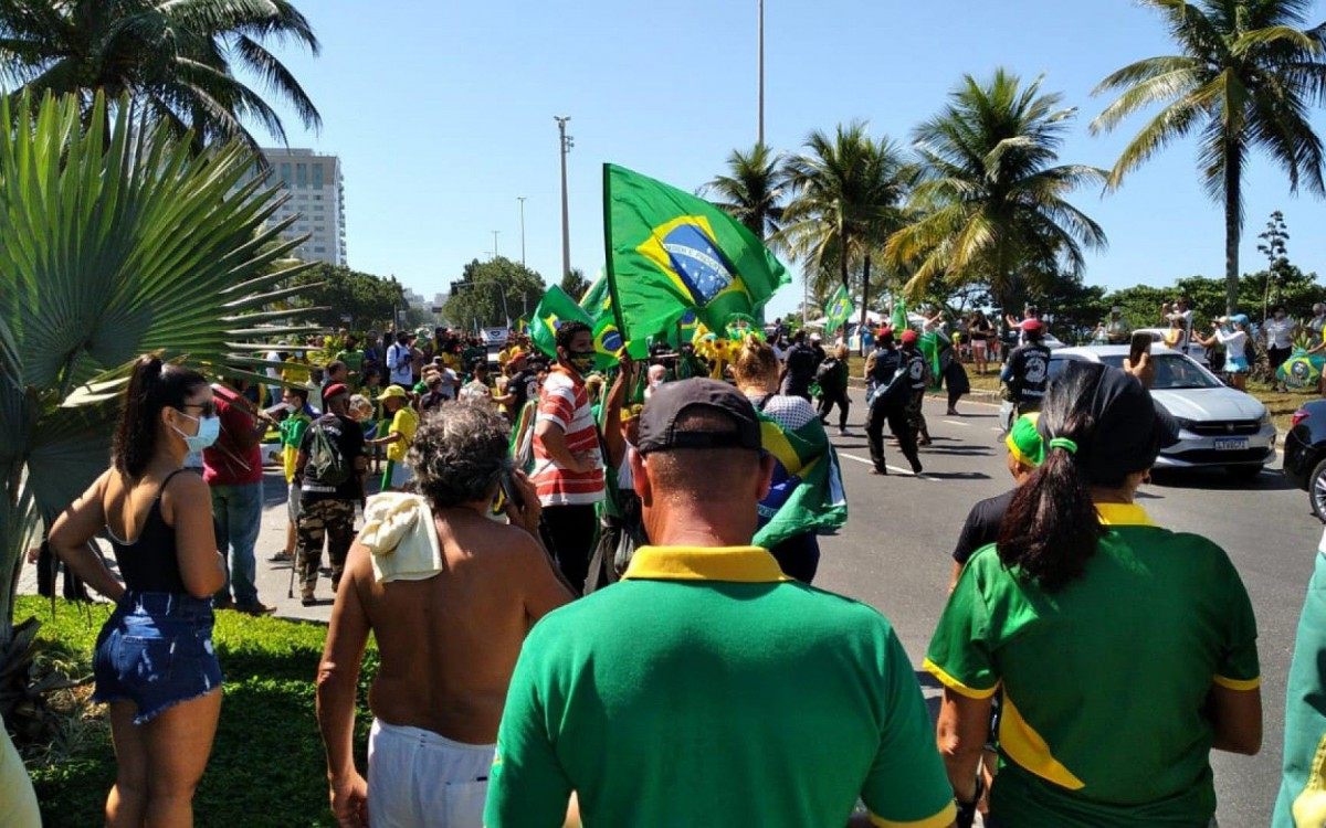 Grupo pr&oacute; Bolsonaro causa aglomera&ccedil;&atilde;o em manifesta&ccedil;&atilde;o na Barra