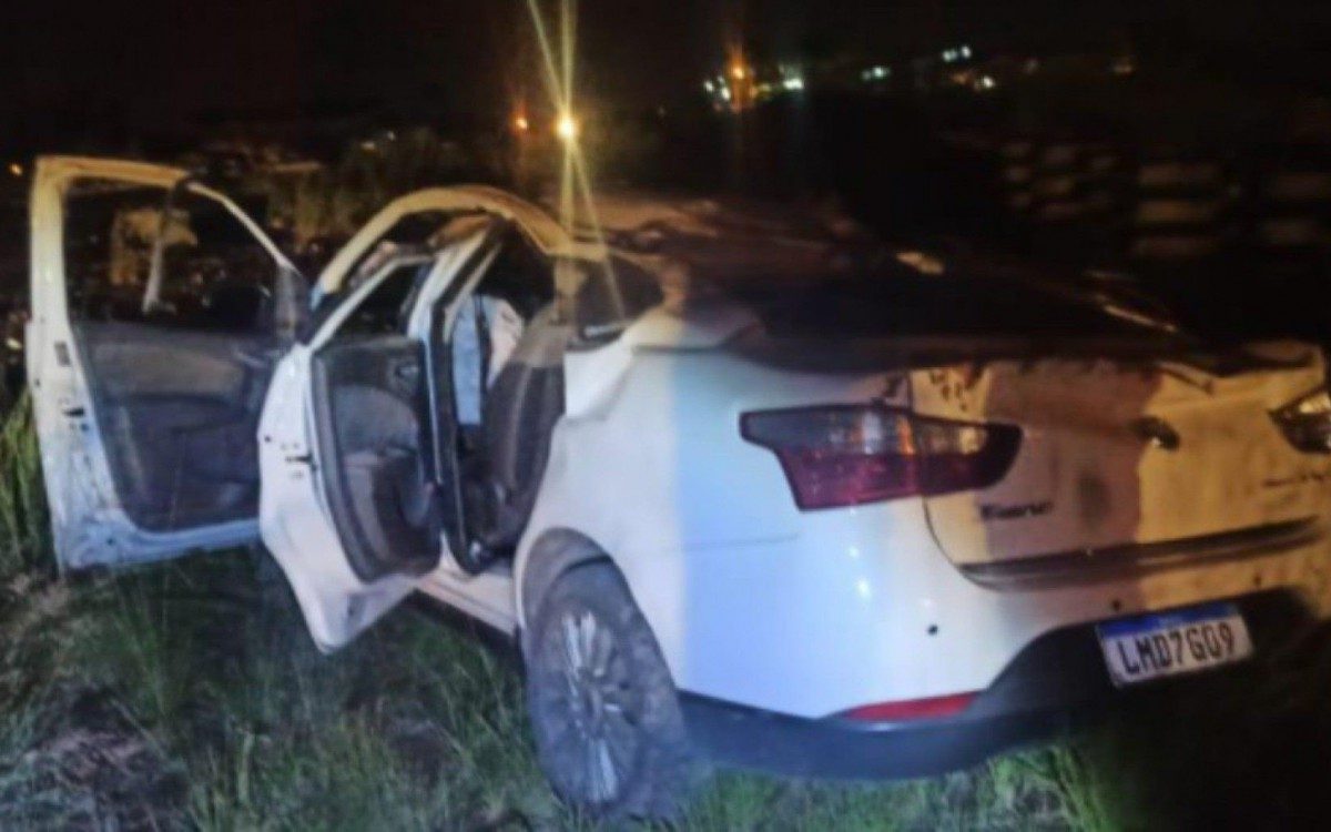 Suspeito capotou com carro roubado em S&atilde;o Gon&ccedil;alo