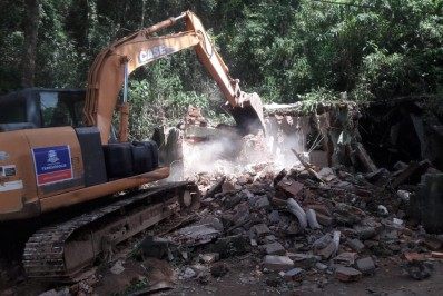 Força-tarefa faz operação para derrubar sete imóveis ilegais em área de preservação na Zona Oeste