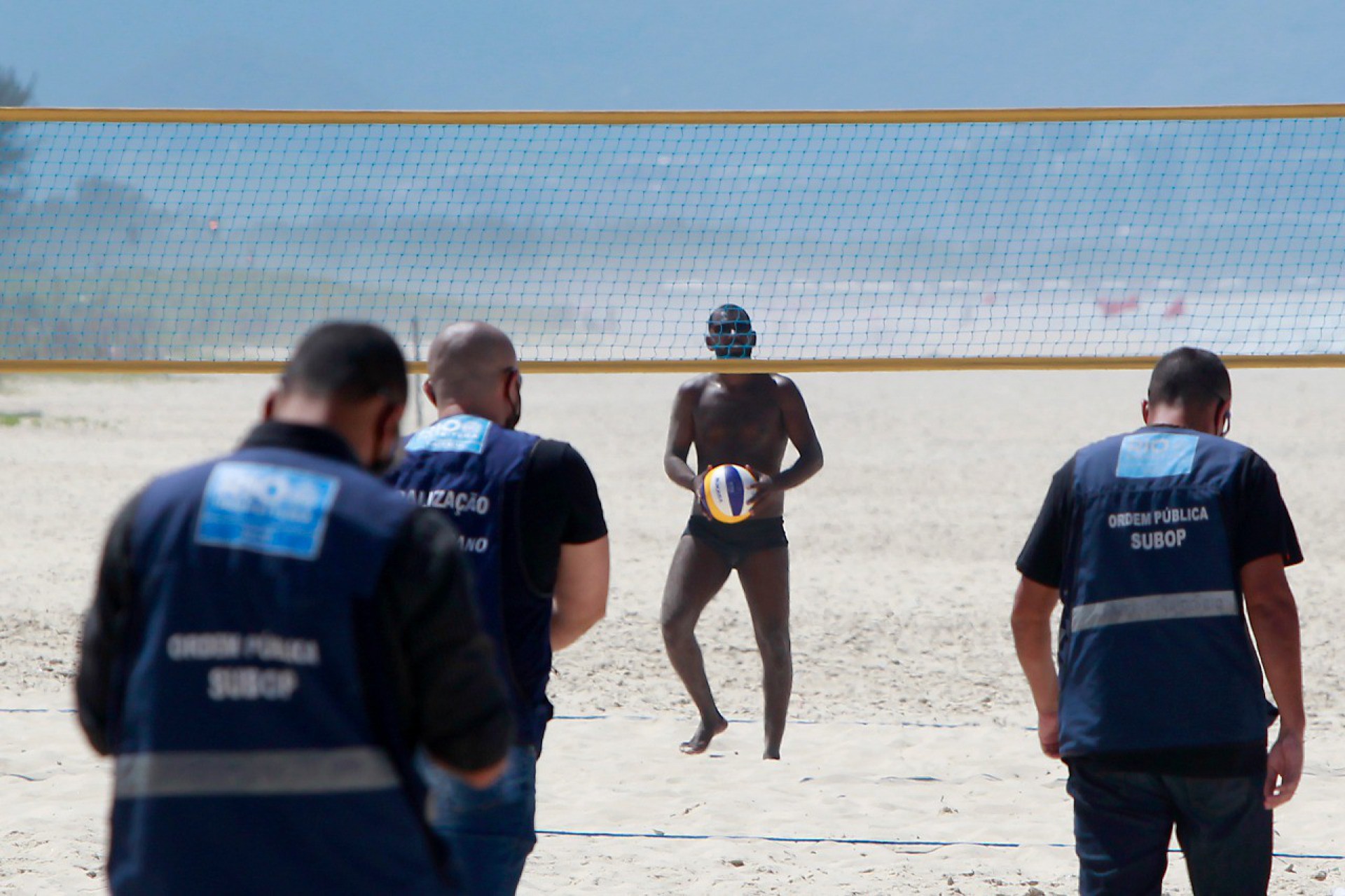 No segundo dia de proibição de pessoas nas areias e de banho de mar, alguns banhistas precisaram ser retirados da praia pela Guarda Municipal - Luciano Belford/Agência O DIA