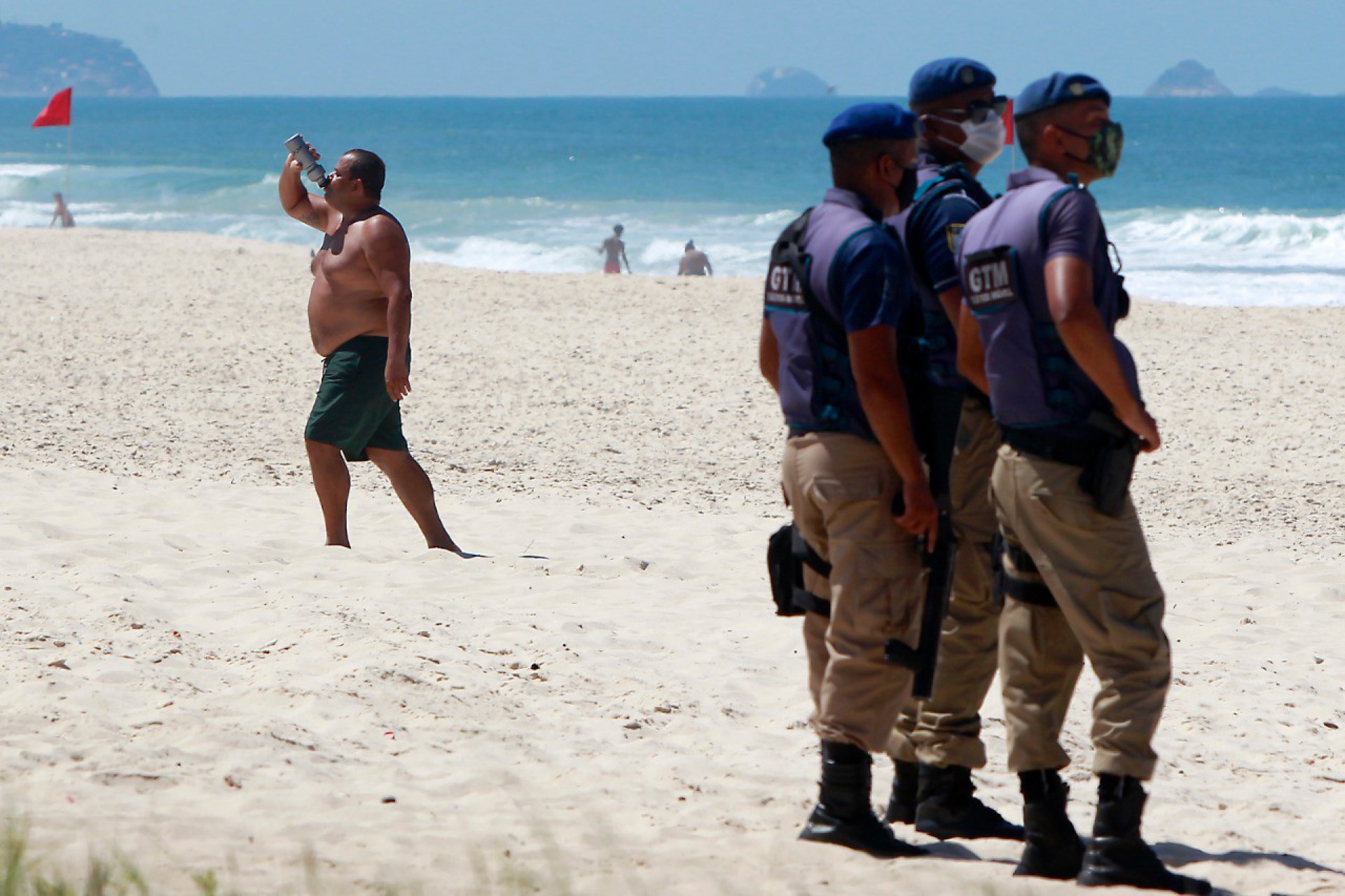 No segundo dia de proibição de pessoas nas areias e de banho de mar, alguns banhistas precisaram ser retirados da praia pela Guarda Municipal - Luciano Belford/Agência O DIA