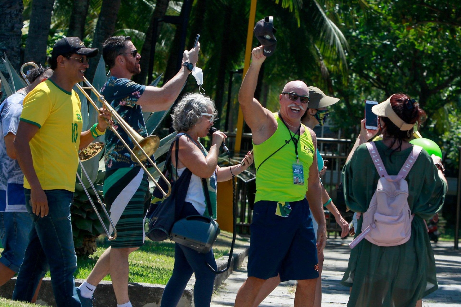 Grupo pró-Bolsonaro faz manifestação e causa aglomeração na Barra