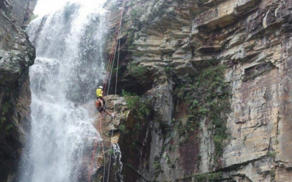 Capitólio: Cercada por matas e trilhas, repleta de cânions, com fendas que chegam a ultrapassar os 70 metros de altura e entre as belezas naturais do local, se destaca a bela vista do Lago de Furnas, que banha 34 cidades da região. Um dos lugares favoritos entre os praticantes do esporte está a ponte do Rio Turvo. Os paredões naturais da região são ideais para o rapel!