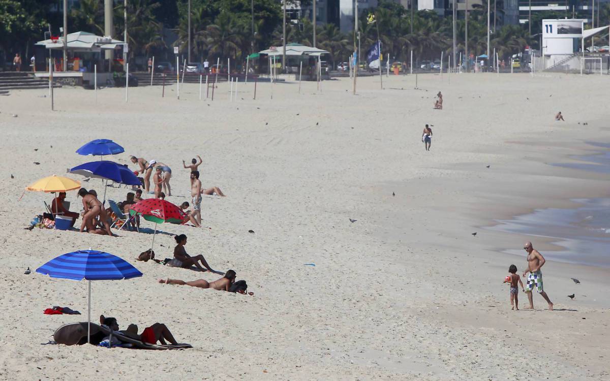 Proibição de permanência nas praias também foi desrespeitada na praia do Leblon - Luciano Belford/Agencia O Dia