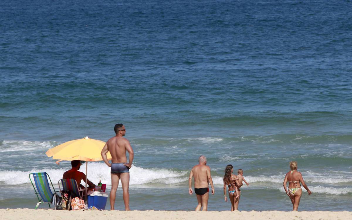 Proibição de permanência nas praias também foi desrespeitada no Leblon - Luciano Belford/Agencia O Dia
