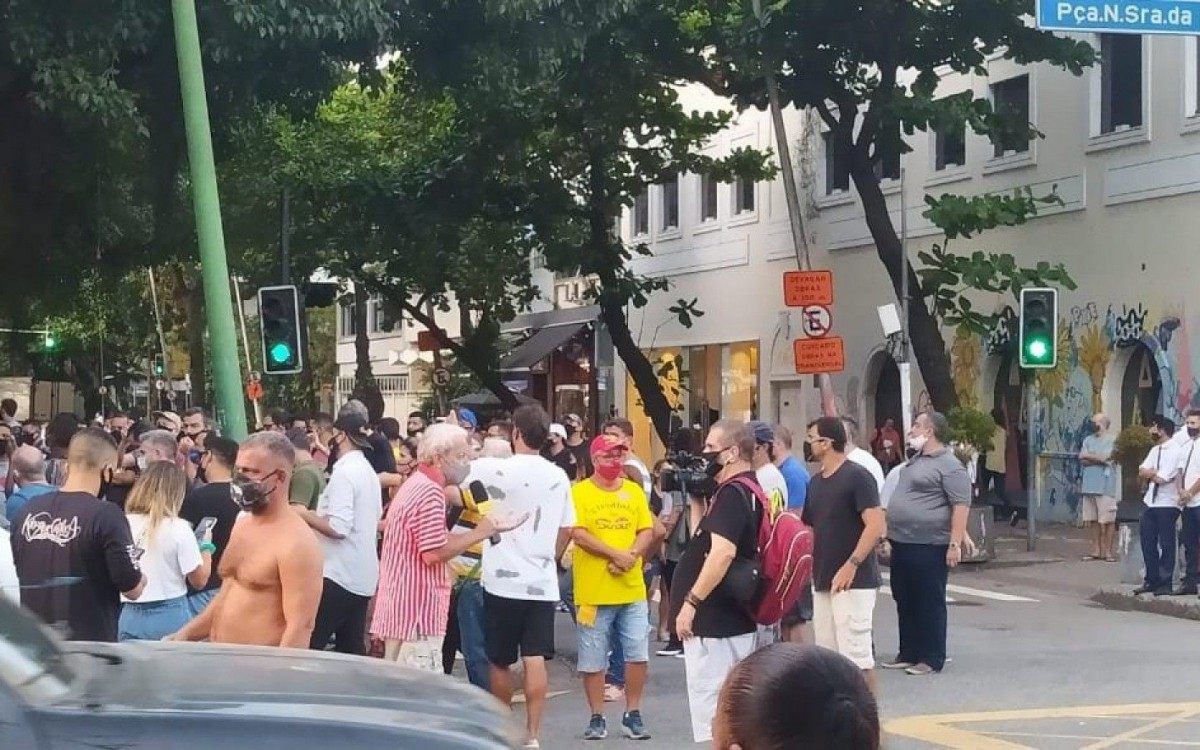 Barraqueiros, comerciantes de bares e restaurantes, quiosqueiros e organizadores de eventos se unem em protesto, em Ipanema, contra as medidas adotadas pela Prefeitura do Rio
