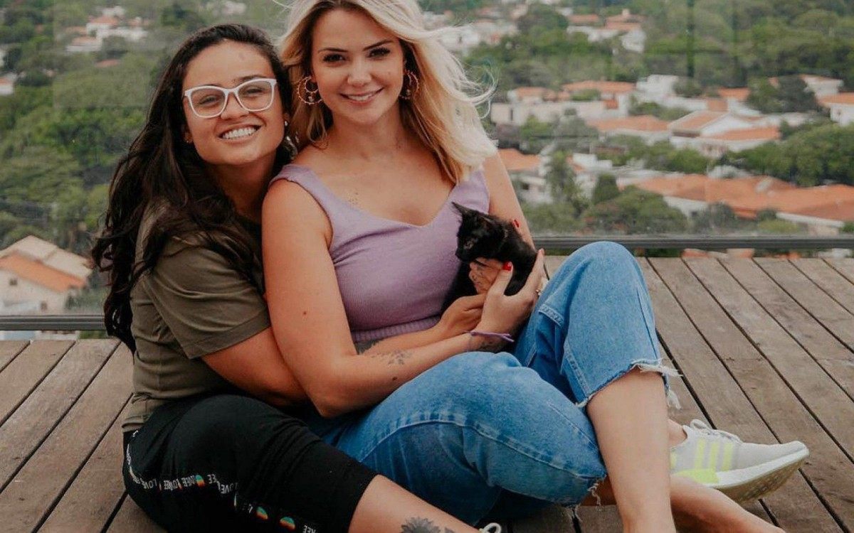 Marcela McGowan e Luiza visitam loja de enxoval para bebês nos EUA