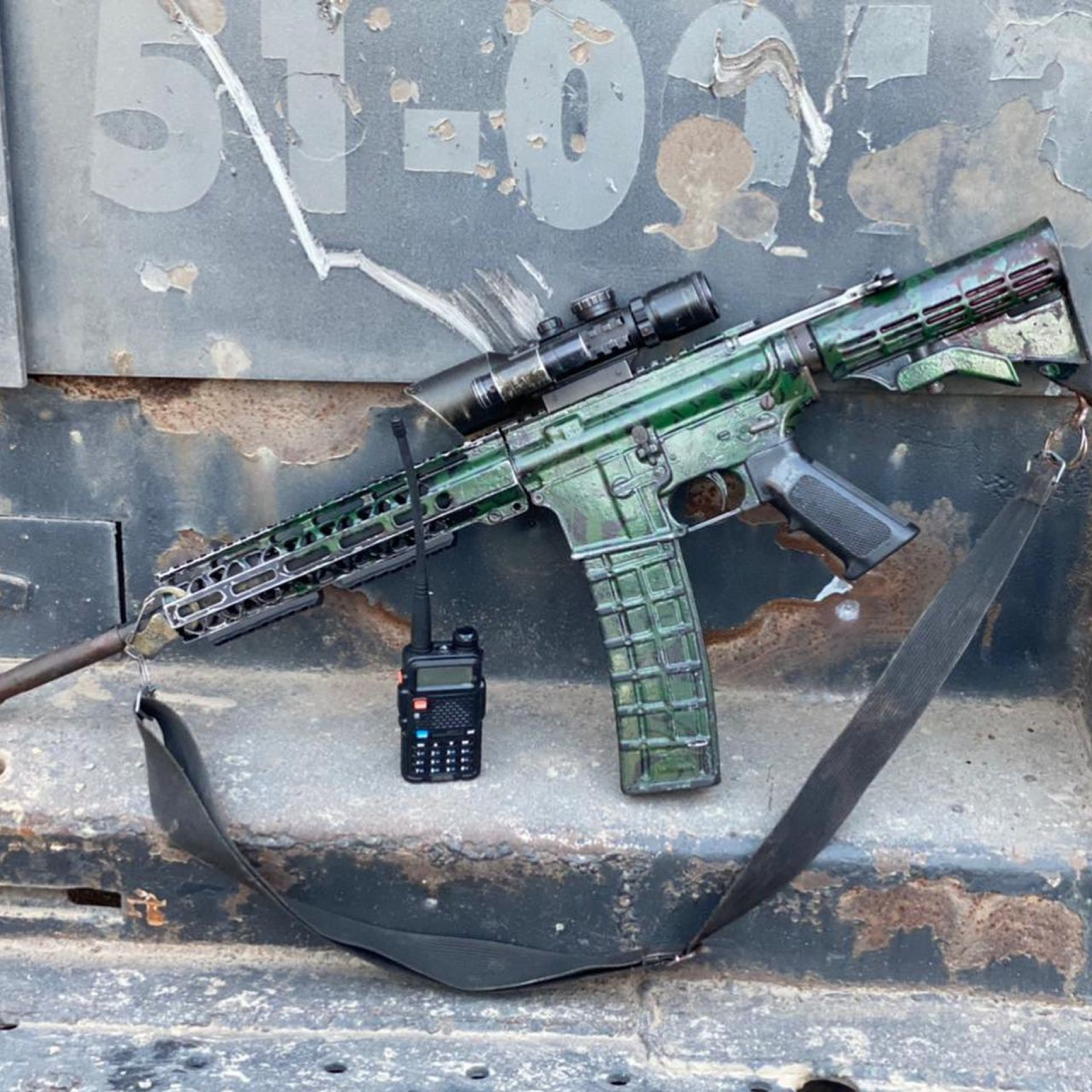Um fuzil 5.56 e um r&aacute;dio transmissor foram apreendidos na opera&ccedil;&atilde;o policial