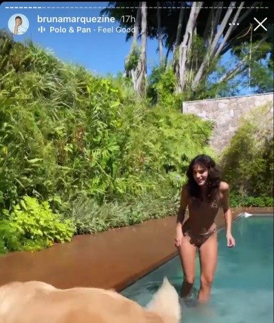 Bruna Marquezine brinca com pets em dia de piscina - Reprodução