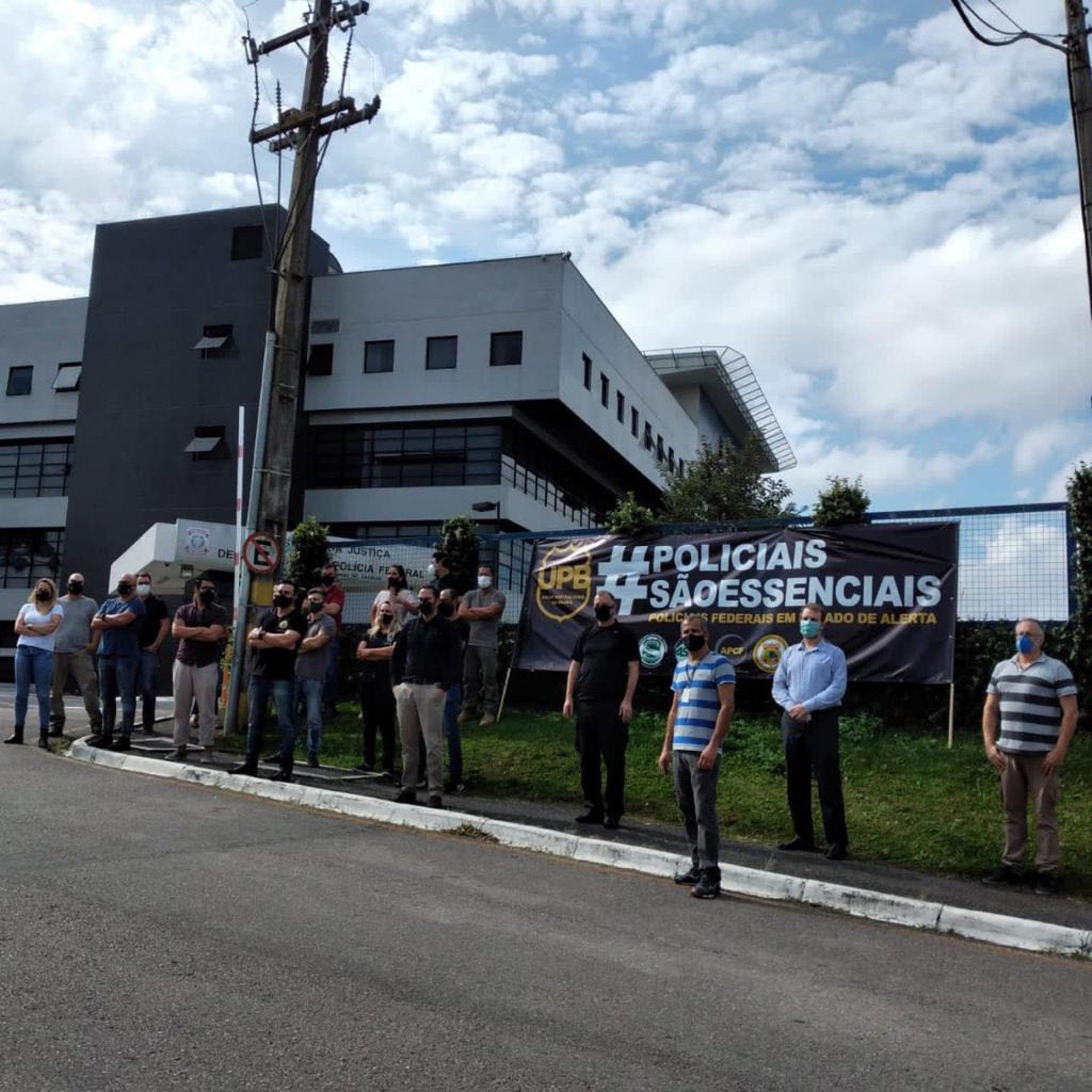 Movimento dos policiais teve adesão da categoria também em Curitiba, no Paraná - Divulgação