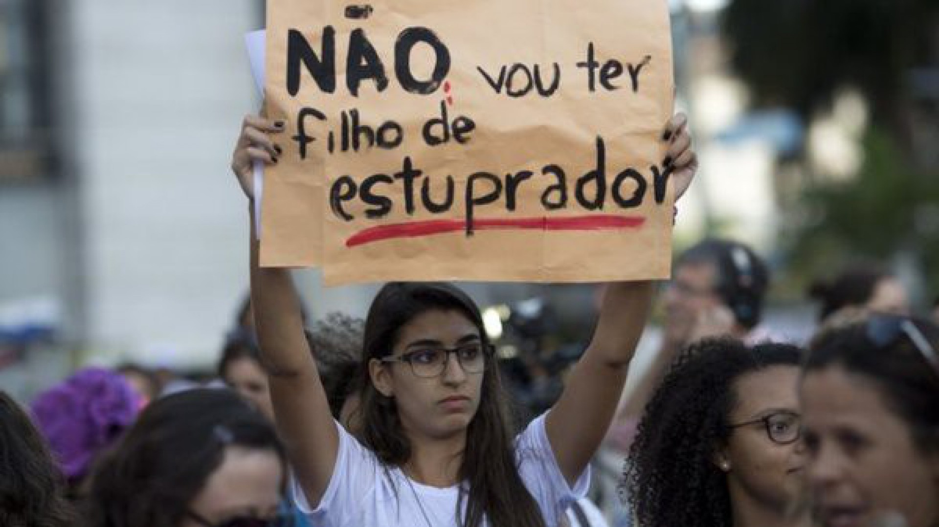 Projeto de Lei que dificulta acesso ao aborto gera protestos nas redes sociais