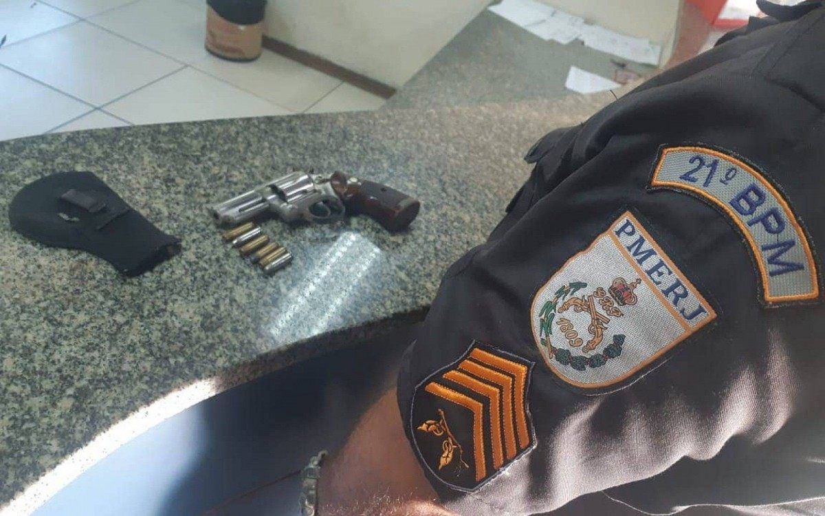 Com o acusado, foi encontrado um rev&oacute;lver cal. 38 com seis muni&ccedil;&otilde;es intactas