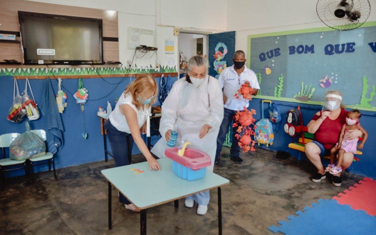 Alunos de Mag&eacute; aprendem sobre preven&ccedil;&atilde;o ao coronav&iacute;rus dentro da sala de aula - Phelipe Santos/Divulga&ccedil;&atilde;o