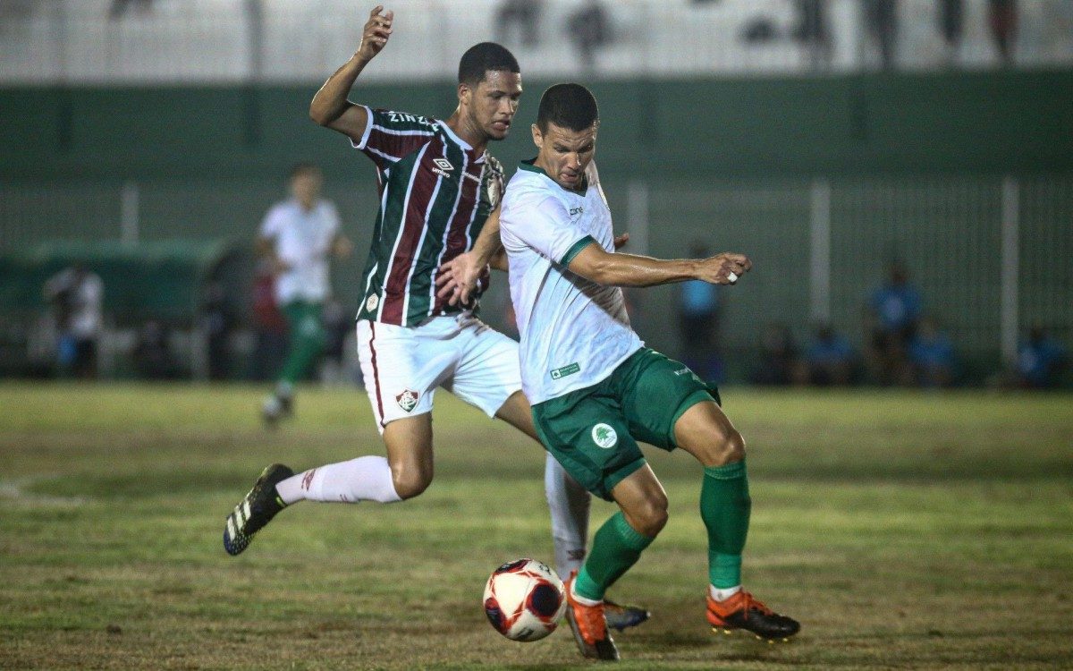 Na briga pela bola, Samuel foi uma das novidades do Fluminense contra o Boavista