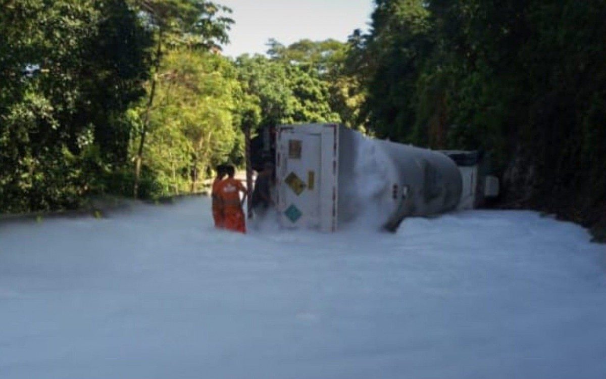 Caminh&atilde;o com carga de oxig&ecirc;nio na pista de subida da Serra de Petr&oacute;polis (BR-040)