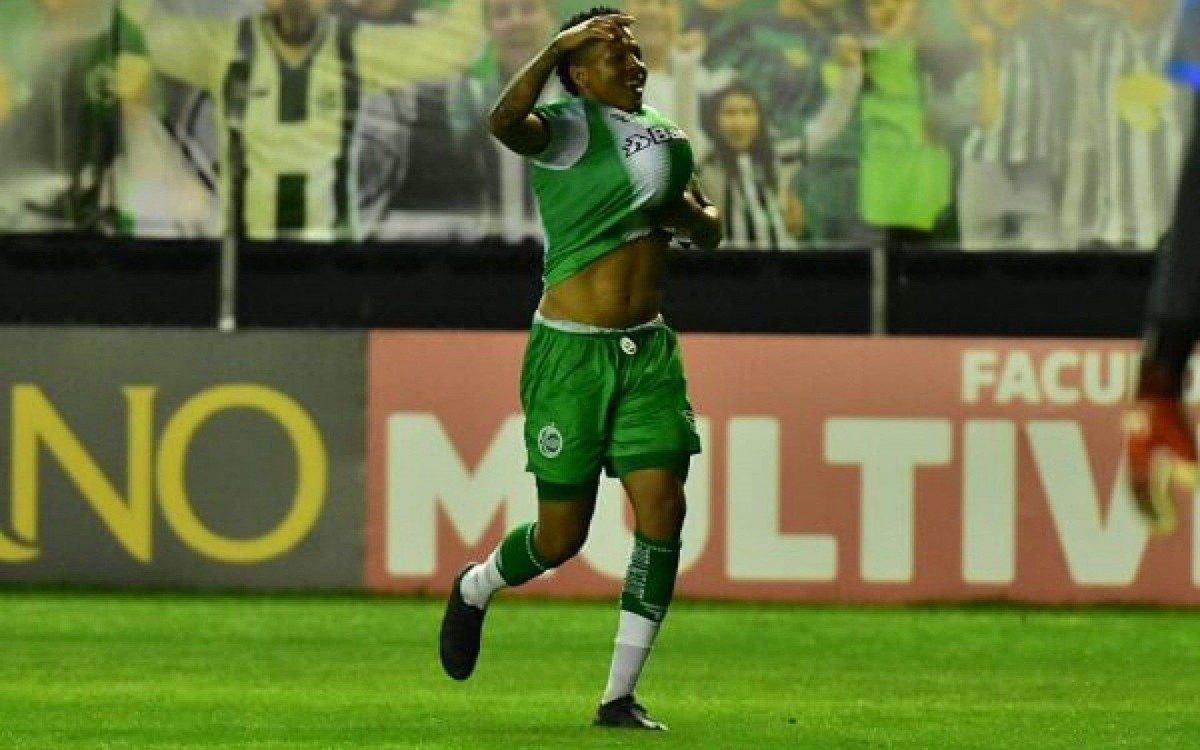 Gustavo Bochecha comemorando gol com a camisa do Juventude
