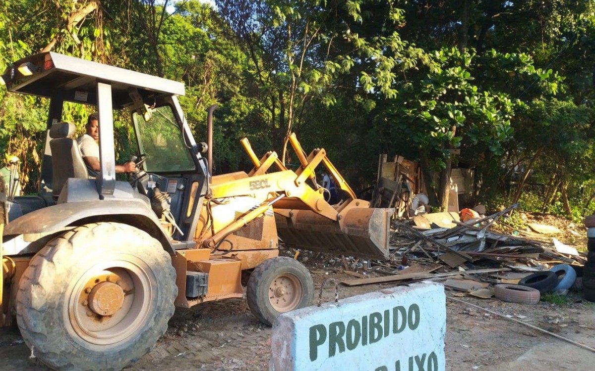 20 toneladas de res&iacute;duos foram recolhidas pela Secretaria Municipal de Meio Ambiente na Pra&ccedil;a Seca, Zona Oeste do Rio