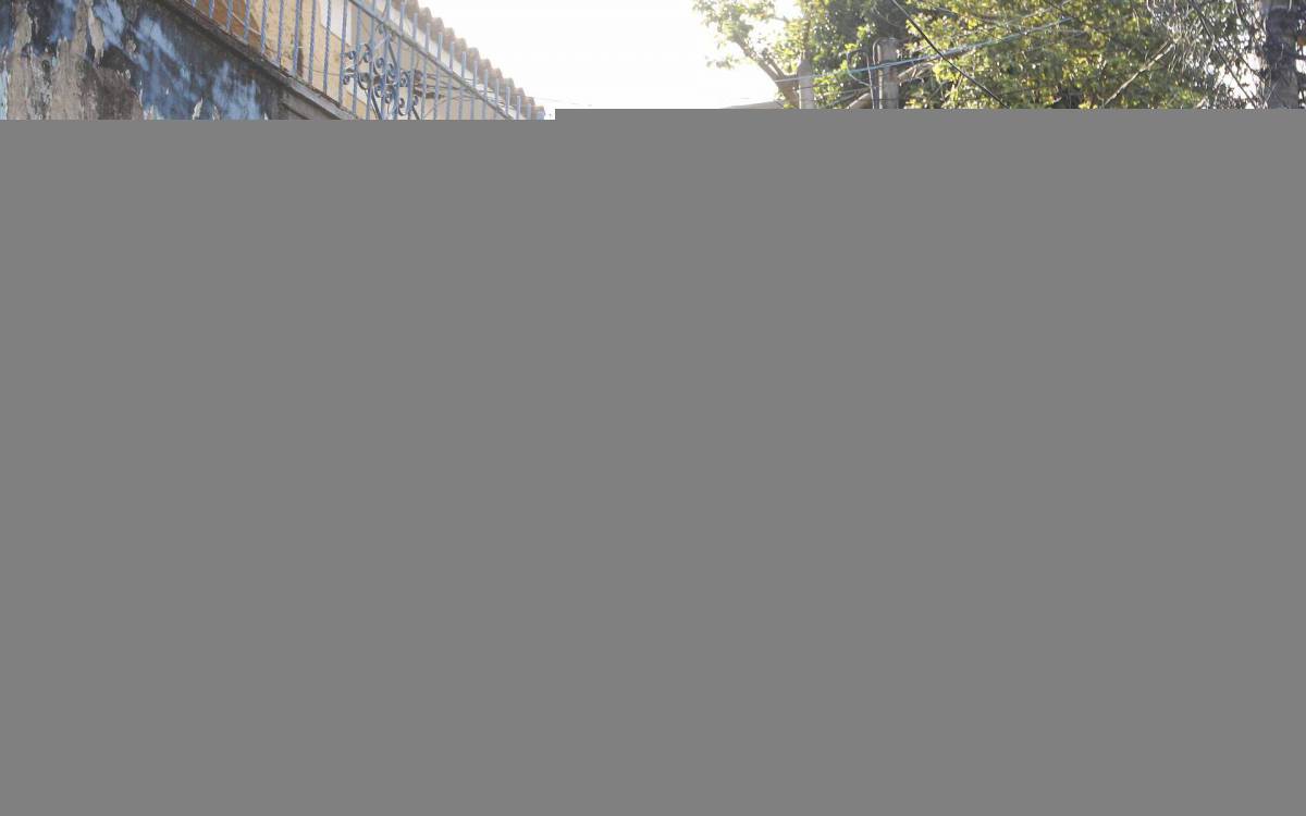 Policial - Desde as primeiras horas da manha desta ter&ccedil;a-feira (23), policiais militares ocupam a comunidade da Serrinha, em Madureira, zonanorte do Rio. Nas ultimas semanas, a regiao vem sofrendo com confrontos entre traficantes rivais que brigam pelo controle da venda de drogas. Na foto, policiais militares desembarcam do blindado e seguem a pe.