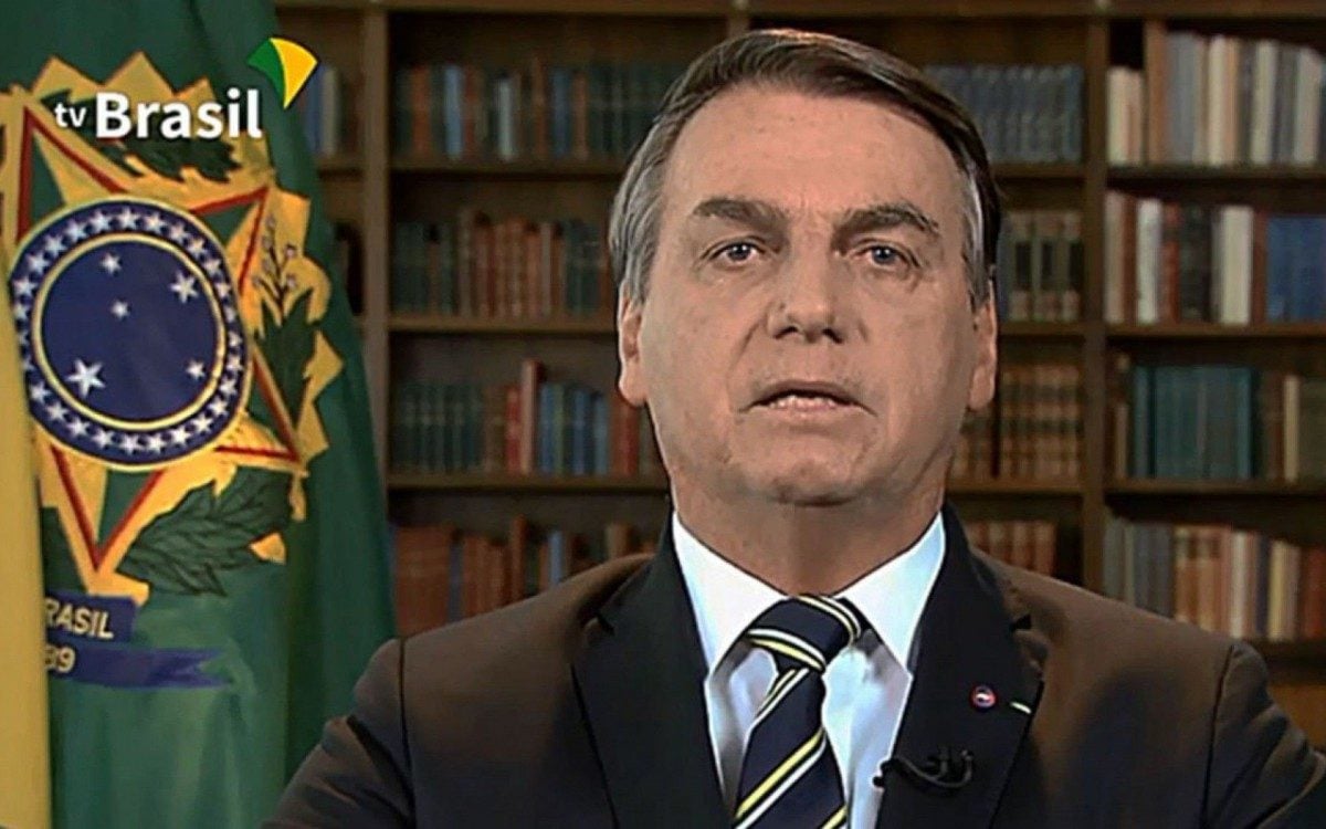 Bolsonaro em pronunciamento sobre a pandemia na noite desta terça (23)