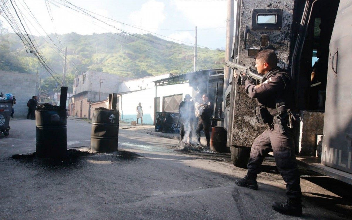 Policiais militares ocupam a comunidade da Serrinha, em Madureira, na Zona Norte